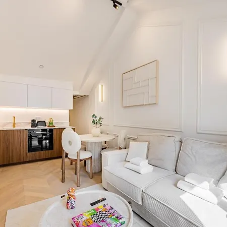 9#new 4 People - Saint-germain Notre-dame Paris